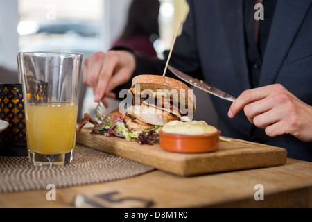 Junge Unternehmer haben im Cafe Sandwich Stockfoto