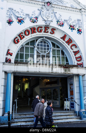 Der Eingang zum St. Georges Arcade in Falmouth Stockfoto