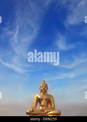 Goldene Buddha-Statue in der Sonne glänzen Stockfoto