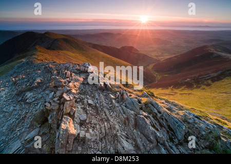 Schauen unten Hoffnung Gill vom Gipfel des Hopegill Head bei Sonnenuntergang im Lake District. Whiteside, links und Ladyside rechts Stockfoto