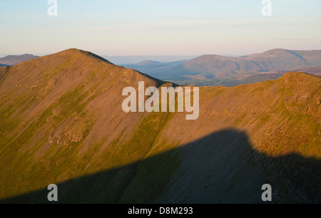 Blick auf Grisedale Pike vom Gipfel des Hopegill Head bei Sonnenuntergang im Lake District Stockfoto