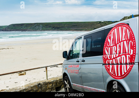 Ein Fahrzeug aus der Sennen Surf Center geparkt in Sennen Cove in Cornwall. VEREINIGTES KÖNIGREICH. Stockfoto