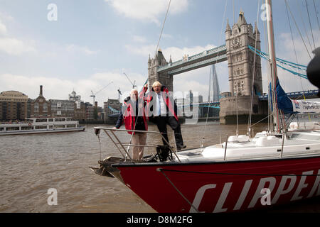 London, UK. 31. Mai 2013. Londoner Bürgermeister Boris Johnson und Segeln-Legende Sir Robin Knox-Johnston, auf der Black Adder Clipper zu verkünden die 9. Ausgabe der "Clipper Round the World Yacht Race" die beginnen und enden in London, das Rennen beginnt im September 2013 und Ende Ende Juli 2014.  Bildnachweis: Mario Mitsis / Alamy Live News Stockfoto