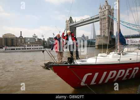 London, UK. 31. Mai 2013. Londoner Bürgermeister Boris Johnson und Segeln-Legende Sir Robin Knox-Johnston, auf der Black Adder Clipper zu verkünden die 9. Ausgabe der "Clipper Round the World Yacht Race" die beginnen und enden in London, das Rennen beginnt im September 2013 und Ende Ende Juli 2014.  Bildnachweis: Mario Mitsis / Alamy Live News Stockfoto