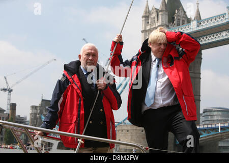 London, UK. 31. Mai 2013. Londoner Bürgermeister Boris Johnson und Segeln-Legende Sir Robin Knox-Johnston, verkünden die 9. Ausgabe der "Clipper Round the World Yacht Race" die beginnen und enden in London, das Rennen beginnt im September 2013 und Ende Ende Juli 2014.  Bildnachweis: Mario Mitsis / Alamy Live News Stockfoto