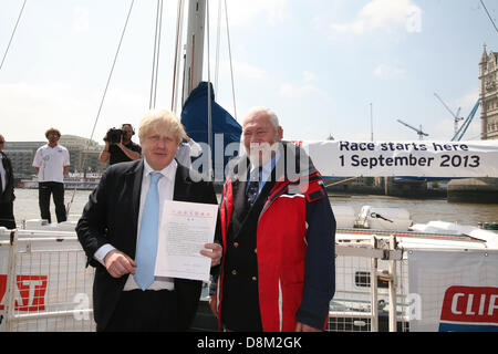 London, UK. 31. Mai 2013. Londoner Bürgermeister Boris Johnson und Segeln-Legende Sir Robin Knox-Johnston, auf der Black Adder Clipper zu verkünden die 9. Ausgabe der "Clipper Round the World Yacht Race" die beginnen und enden in London, das Rennen beginnt im September 2013 und Ende Ende Juli 2014.  Bildnachweis: Mario Mitsis / Alamy Live News Stockfoto