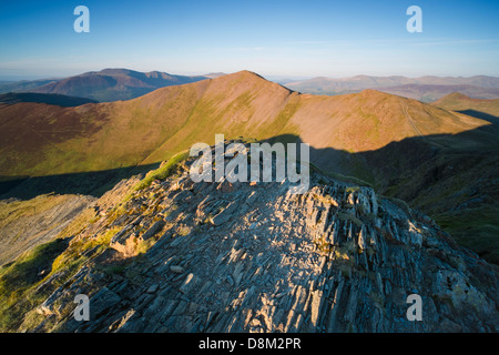 Blick auf Grisedale Pike vom Gipfel des Hopegill Head bei Sonnenuntergang im Lake District Stockfoto