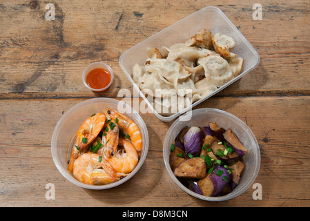 Essen zum mitnehmen in Kunststoff-Behältern Stockfoto