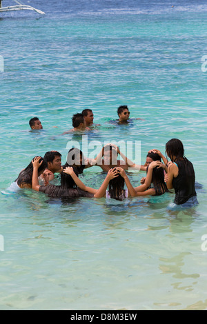 Leute, die Spaß im Ozean in der berühmten White Beach in der Nähe von Moalboal auf der Insel Cebu, Philippinen Stockfoto