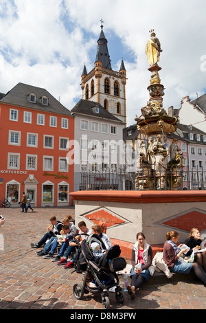 Trier / Trier: Hauptmarkt mit Petrusbrunnen (Petrus Brunnen), Rheinland-Pfalz, Deutschland, Europa Stockfoto