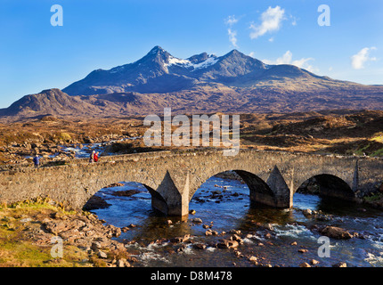 Menschen zu Fuß über die alte Brücke in Sligachan auf der Isle Of Skye, Highlands und Inseln Schottland Großbritannien GB EU Europa Stockfoto