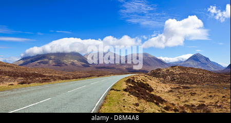 Leere Straße mit Blick auf die Cuillins von der A883 in Richtung Sligachan Isle of Skye Schottland Großbritannien GB Europa Stockfoto
