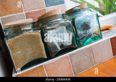 Zucker, Tee und Kaffee-Container in einer Küche. Stockfoto