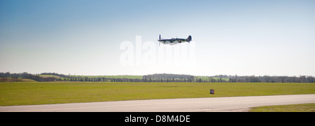 Eine Supermarine Spitfire fliegen über Duxford Flugplatz, Cambridgeshire. Stockfoto