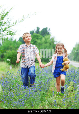 Kleinen Jungen und Mädchen mit walking Stockfoto