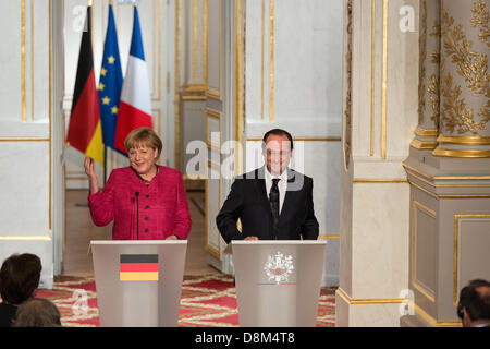 Paris, Frankreich. 30. Mai 2013. Bundeskanzlerin Angela Merkel und der französische Präsident Francois Hollande auf einer Pressekonferenz im Elysée-Palast in Paris am 30. Mai 2013. Bildnachweis: Dpa Picture Alliance / Alamy Live News Stockfoto