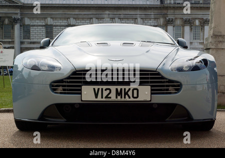 Vorderansicht von einem Aston Martin V12 Vantage auf dem Display an der Old Royal Naval College in Greenwich. Stockfoto