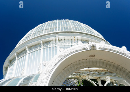 Außenseite des weltweit ältesten krummlinigen Eisen-Glasbau, das Palmenhaus im Botanischen Garten, Belfast Stockfoto