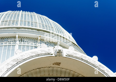 Außenseite des weltweit ältesten krummlinigen Eisen-Glasbau, das Palmenhaus im Botanischen Garten, Belfast Stockfoto