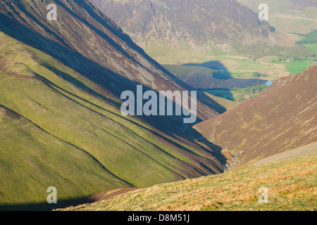 Blickte auf Gasgale Gill und Crummock Wasser vom Gipfel des Hopegill Head bei Sonnenuntergang im Lake District Stockfoto