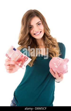 Lässige Frau suchen, um Geld zu sparen, in ein Sparschwein Stockfoto