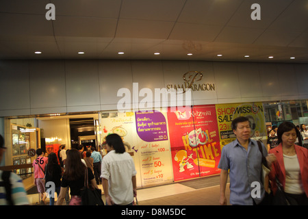 Eingang in Siam Paragon Shopping Mall, eines der größten Einkaufszentren in Asien in Bangkok, Thailand Stockfoto