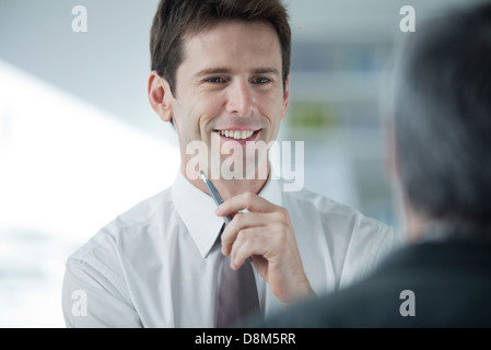 Unternehmer im Gespräch mit Kollegen Stockfoto