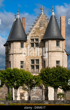 Schloss von Angers. Einen Spaziergang durch die Altstadt, ein Besuch der Market Place Saint-Pierre und natürlich eine Stop-Obligatioria in Angers Burg bewundern Sie die berühmten Wandteppiche inspiriert durch die Apokalypse des Heiligen Johannes die letzte Verführung eines Traums Reise in sein. Stockfoto