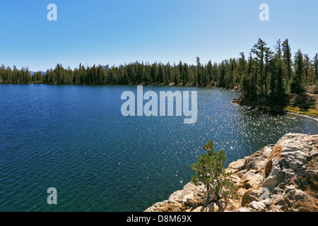 Hellen Mai See im Gebirge Yosemite park Stockfoto