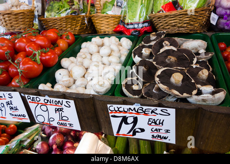 auf eine grüne Lebensmittelhändler Stall. Stockfoto