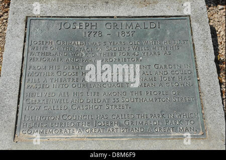 Joseph Grimaldi Park, Pentonville, London, UK. 31. Mai 2013. Eine Inschrift auf dem Grabstein des Joseph Grimaldi. Joseph Grimaldi Memorial Day, Clowns zollen, Grimaldi, der Vater der modernen Clownerie am 176. Jahrestag seines Todes Credit: Matthew Chattle/Alamy Live News Stockfoto