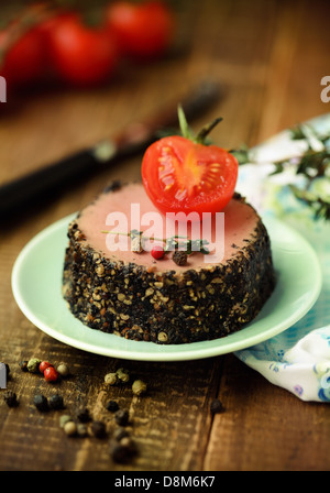 Leckere Ente Pastete Vorspeise mit frischen Kräutern Stockfoto