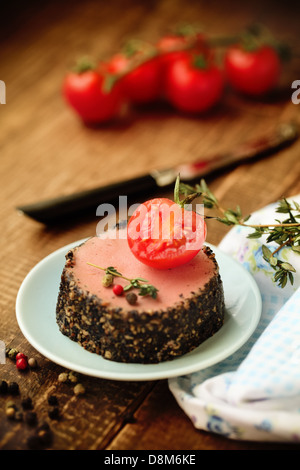 Leckere Ente Pastete Vorspeise mit frischen Kräutern Stockfoto