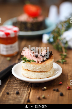 Leckere Ente Pastete Vorspeise mit frischen Kräutern Stockfoto