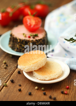 Leckere Ente Pastete Vorspeise mit frischen Kräutern Stockfoto