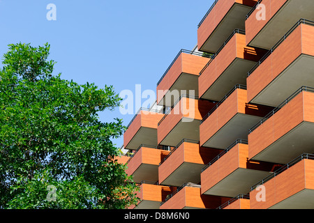 Balkon eines modernen Wohnhauses, Hamburg, Deutschland Stockfoto