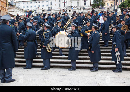 Italien, Latium, Rom, militärische Brass Band spielt auf der spanischen Treppe während Sonntag. Stockfoto