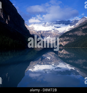 Blick auf Lake Louise auf Schnee bedeckt Berge, Banff Nationalpark, Alberta, Kanada. Stockfoto