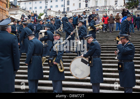 Italien, Latium, Rom, militärische Brass Band spielt auf der spanischen Treppe während Sonntag. Stockfoto