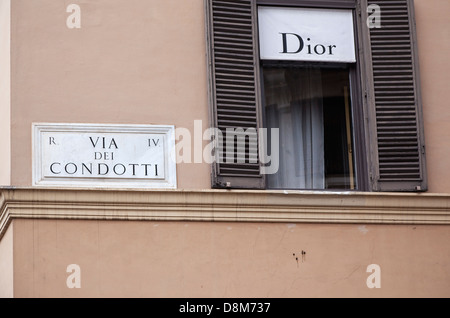 Italien, Latium, Rom, Via del Condotti Straße Schild an der Christian Dior-Shop neben der spanischen Treppe. Stockfoto