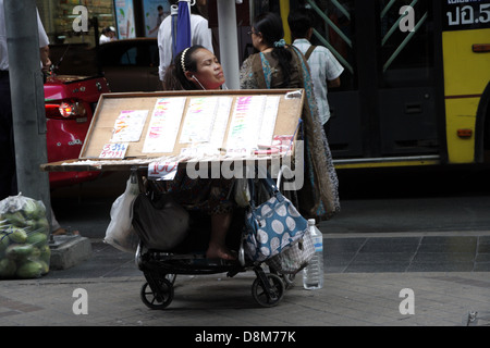 Ein deaktivieren Lottery Ticketverkäufer auf der Silom Road in Bangkok, Thailand Stockfoto