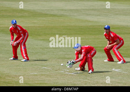 London, UK. 31. Mai 2013. Englands Graeme Swann, Jos Buttler und Alastair Cook während der 1. Nat West eintägigen internationalen Cricket match zwischen England und Neuseeland im Lords Cricket Ground am 31. Mai 2013 in London, England, (Foto von Mitchell Gunn/ESPA/Alamy Live News) Stockfoto