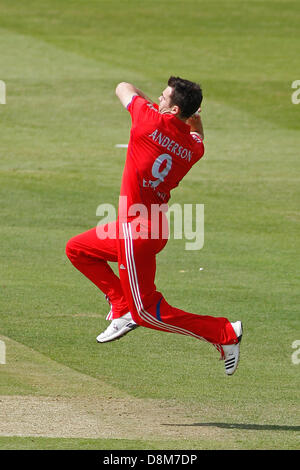 LONDON, ENGLAND - 31 Mai: Englands James Anderson bowling während der 1. Nat West eintägigen internationalen Cricket match zwischen England und Neuseeland im Lords Cricket Ground am 31. Mai 2013 in London, England, (Foto von Mitchell Gunn/ESPA) Stockfoto