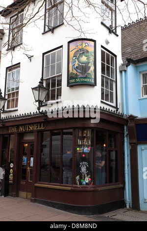 Die Nussschale Pub, Großbritannien s kleinste Pub, Bury St Edmunds Stadt, Suffolk County, England Stockfoto