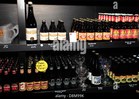 Belgien Bier Wand, Shop Display, Brügge City, West-Flandern in der belgischen Region Flandern. Stockfoto