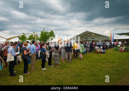 Hay-on-Wye, UK. 31. Mai 2013. Le Carré Fans bilden eine massive Warteschlange, in ihrem Buch signiert zu bekommen. John Le Carré, der Schöpfer von George Smiley und Autor von vielen Spion Meisterwerke, sprach über seine Arbeit in einem Doppel-Länge Interview mit Philippe Sand bei seinem ersten Besuch in The Hay-Festival. Sein neue Roman ein zarte Wahrheit erfolgt am 25 April. Photo Credit: Graham M. Lawrence/Alamy Live-Nachrichten. Stockfoto