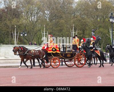 Charles, Prince Of Wales und seine Frau Camilla Parker Bowles zurück nach dem Queen¬ ¥ s Rede bei der Parlamentseröffnung in London, Großbritannien, am 8. Mai 2013 zum Buckingham Palace. Stockfoto