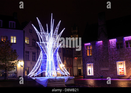 Weihnachts-Dekorationen auf die Gebäude rund um den Marktplatz Brügge City, West-Flandern in der belgischen Region Flandern Stockfoto