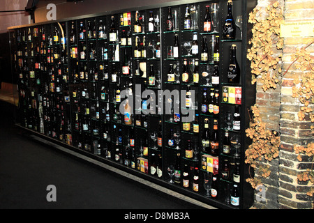 Belgien Bier Wand, Shop Display, Brügge City, West-Flandern in der belgischen Region Flandern. Stockfoto