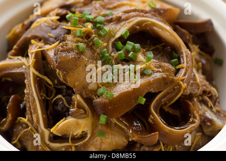 Geschmorte Schweineohren mit Ingwer und dunklen Essig Stockfoto